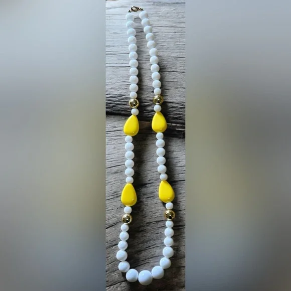 Elegant White and Yellow Beaded Vintage Necklace - Picture 1 of 6